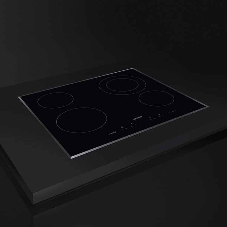 Large image of Smeg Ceramic Electric Cooktop 24-Inch in Black