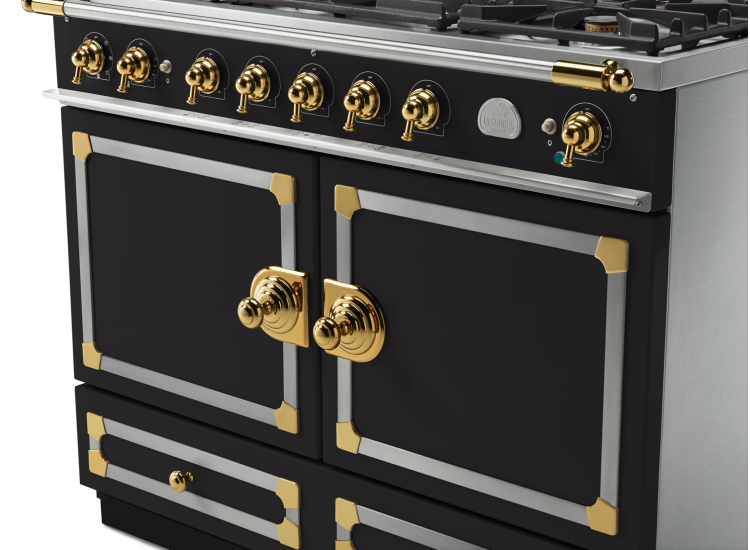 La Cornue CornuFe 110 43 In. Matte Black With Polished Brass Trim Dual Fuel Range - C1NF