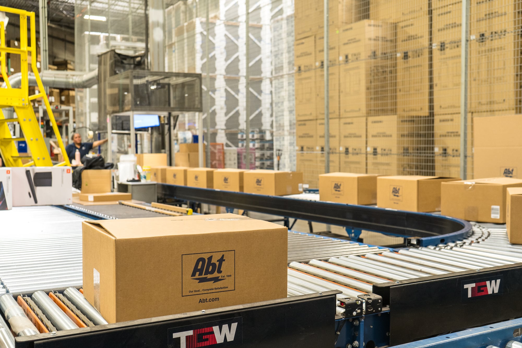 Shipping box with Abt logo on a conveyor belt