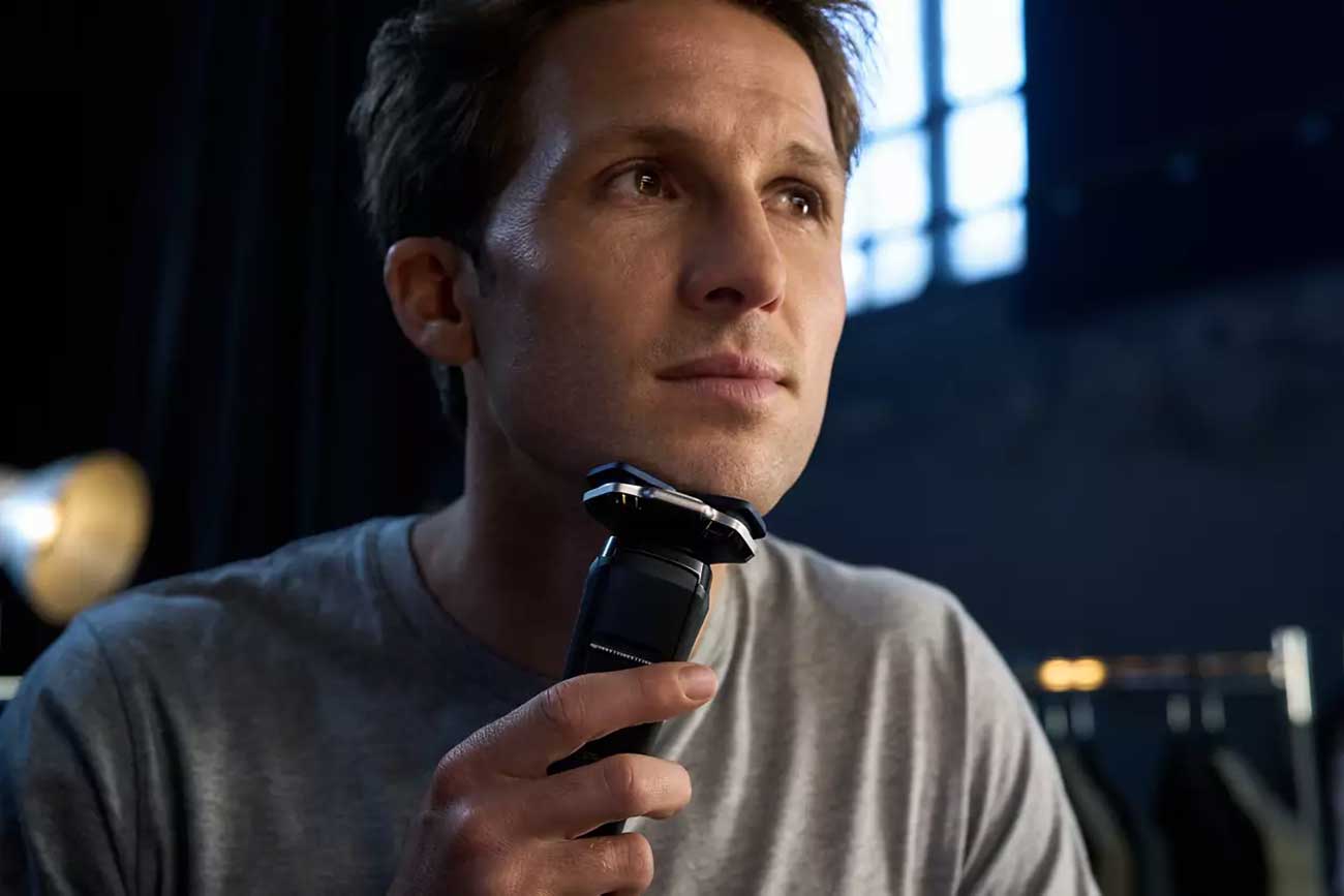 Lifestyle Image of W-D Electric Shaver 2