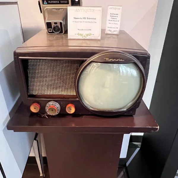 A Motorola 9TI TV from 1949 in the historical electronics and appliances museum at Abt