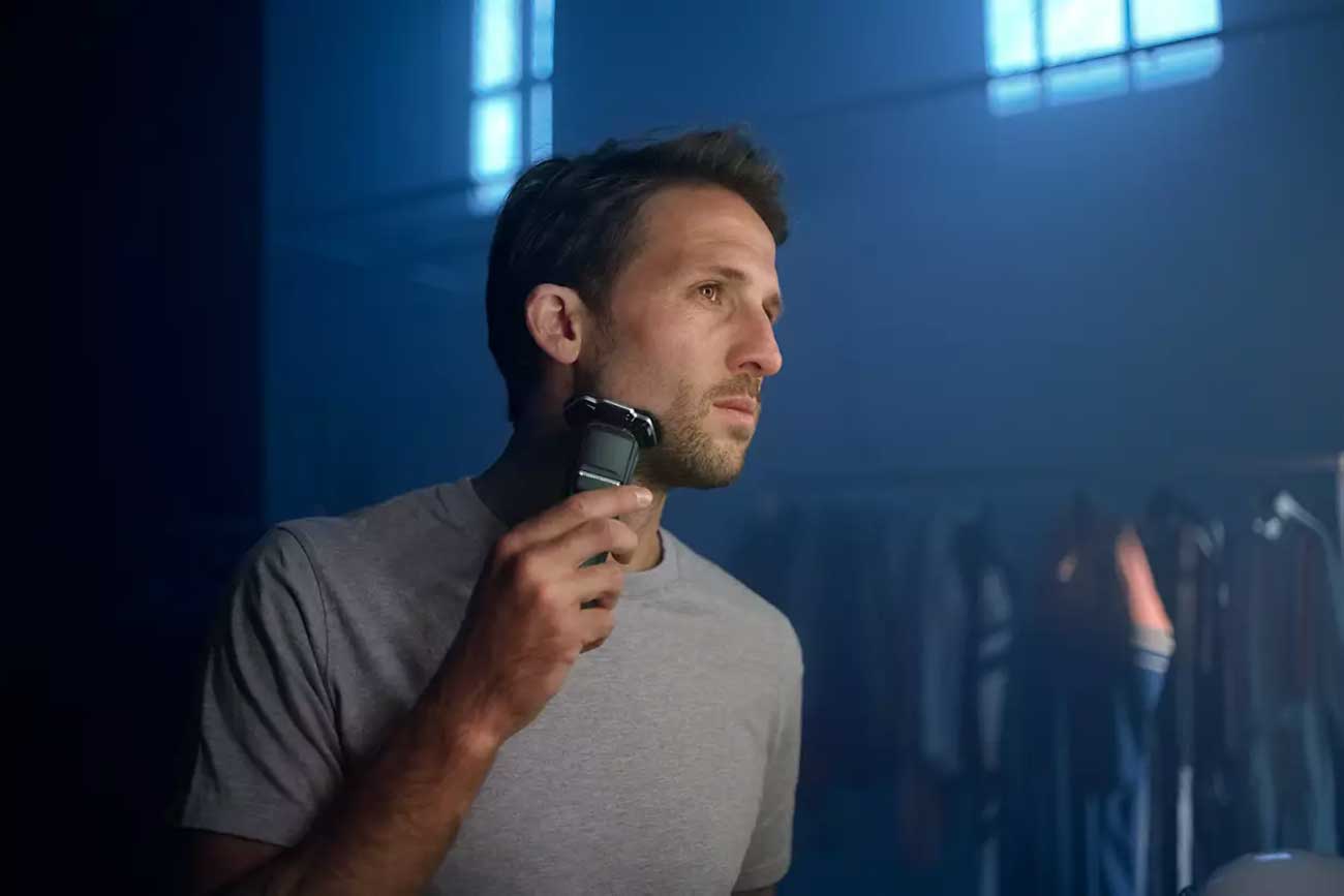 Lifestyle Image of W-D Electric Shaver 3