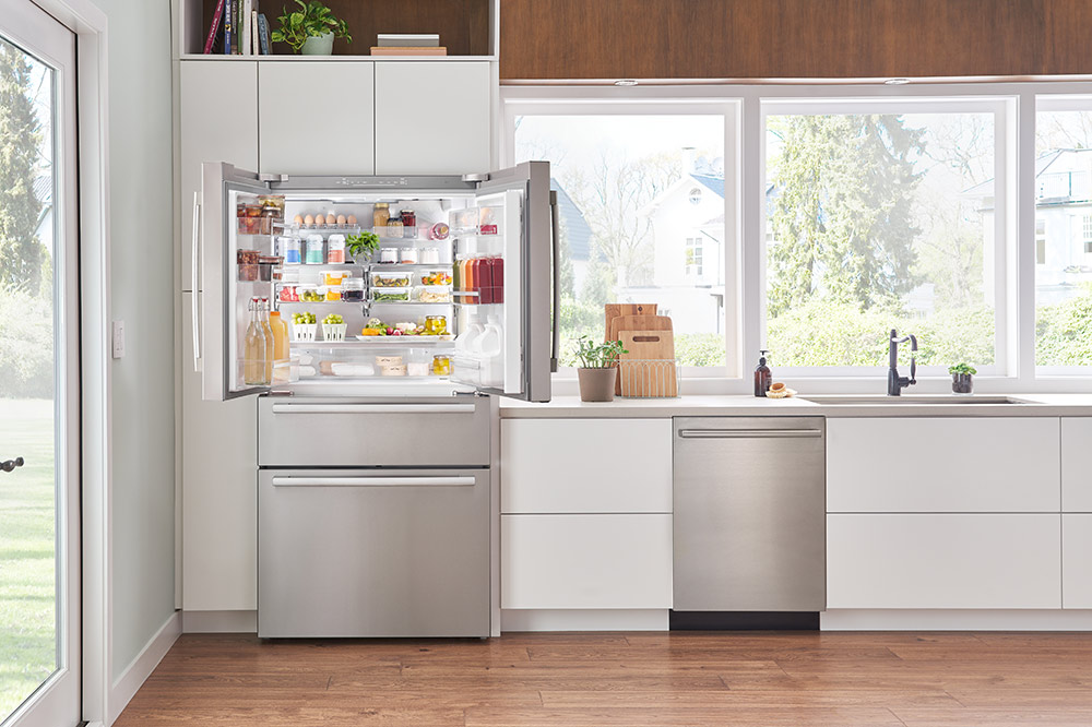 Bosch B36CL80SNS Refrigerator with Doors Open