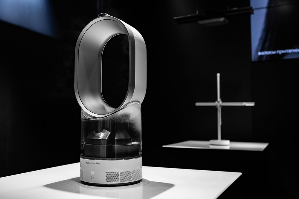 White Dyson fan ona table