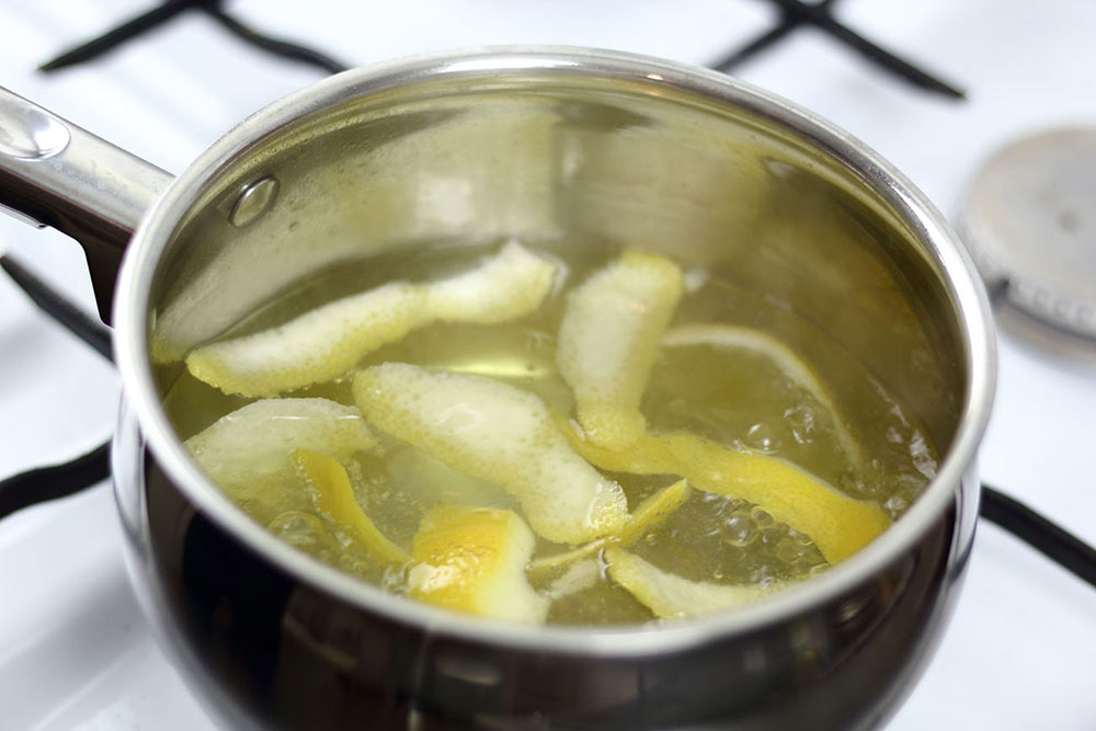 Pot with boiling lemons