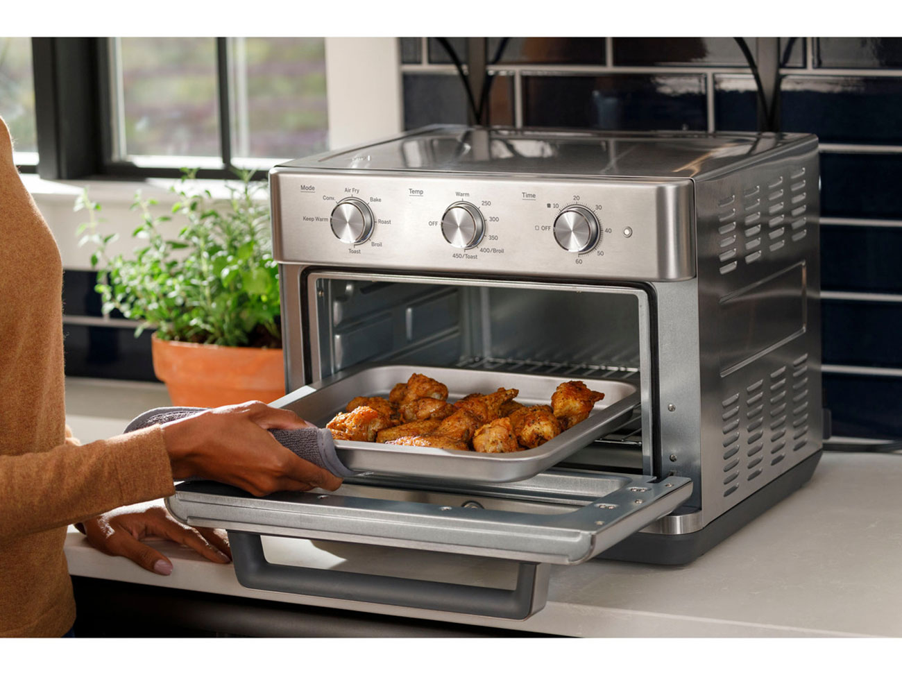 Air Fry 7-in-1 Toaster Oven in Kitchen Setting Detail 2