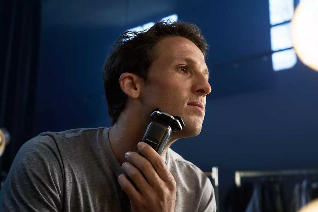 Lifestyle Image of W-D Electric Shaver 1
