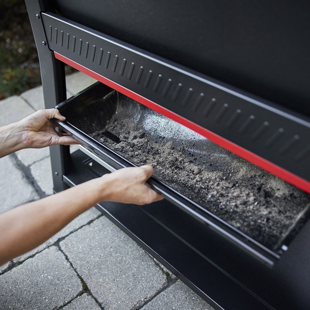 Feature View of Weber Searwood 600 Pellet Grill Ash Management