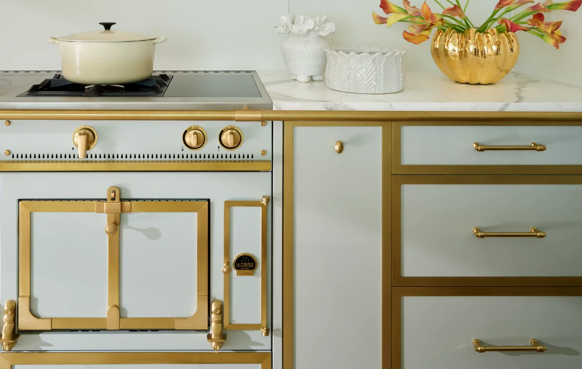 La Cornue Château cooktop detail with cream dutch oven