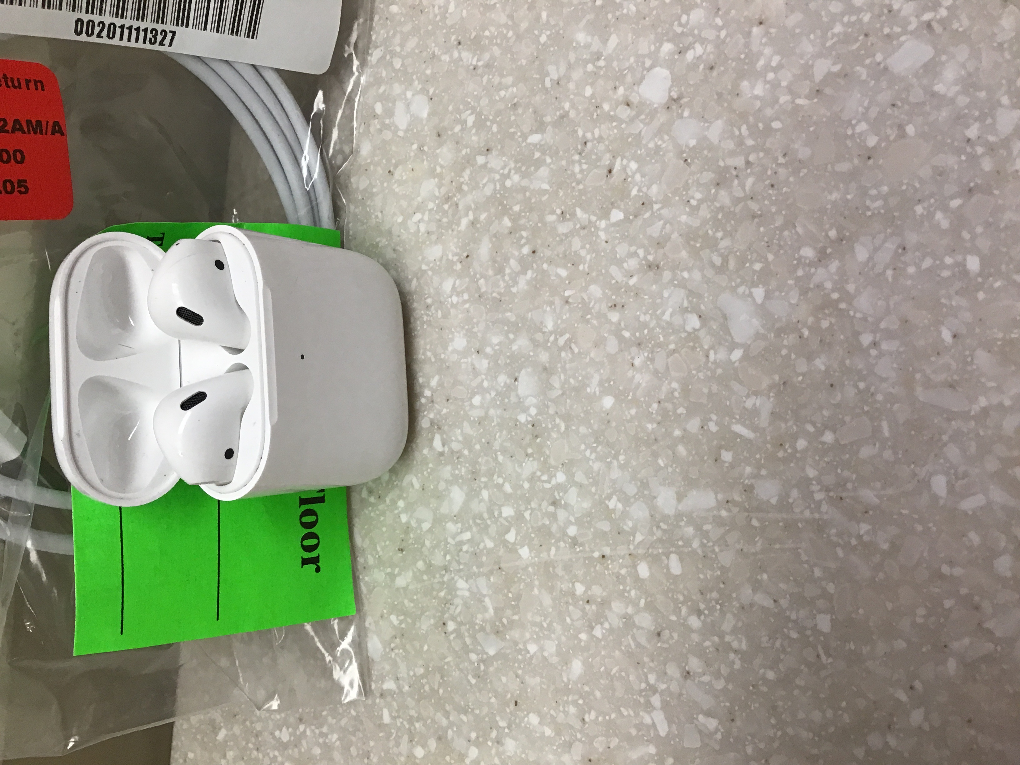 Apple AirPods with Wireless Charging Case MRXJ2AM/A
