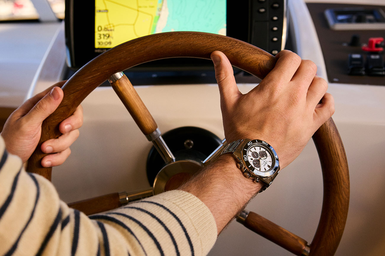 Citizen Eco-Drive Endeavor Chrono 44mm with White Dial
