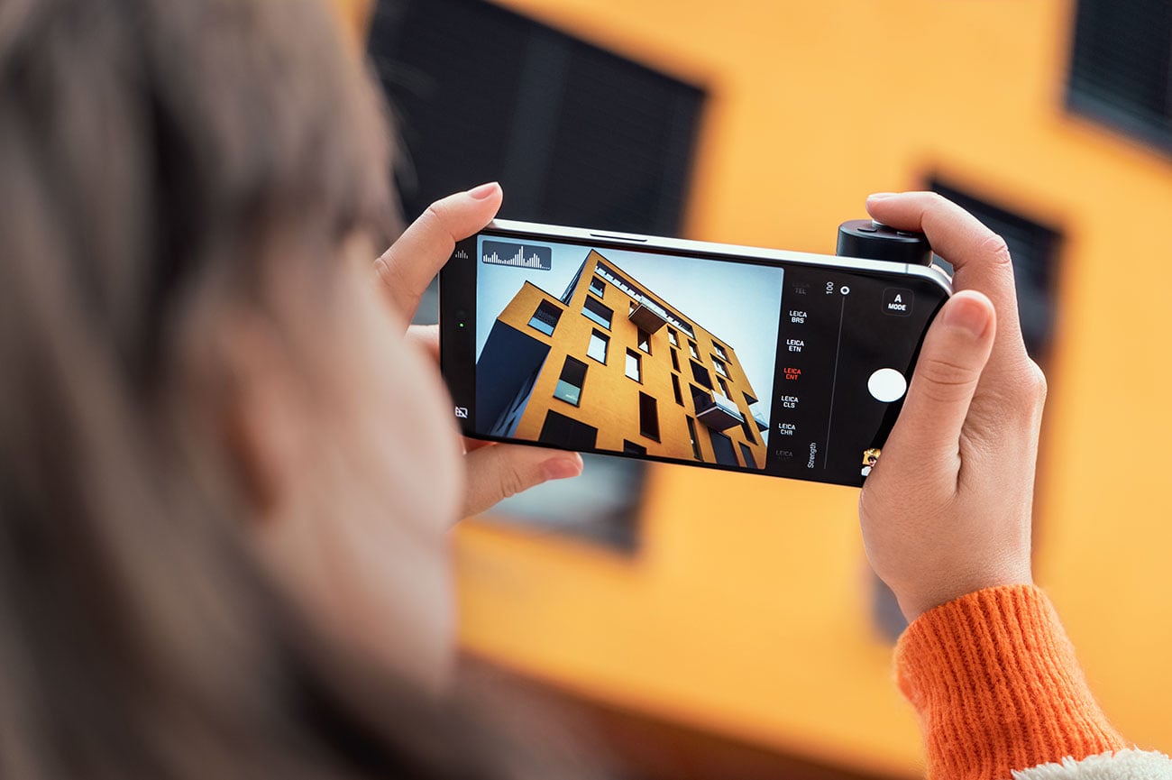 Leica LUX Grip with MagSafe Technology and Bluetooth - 18562