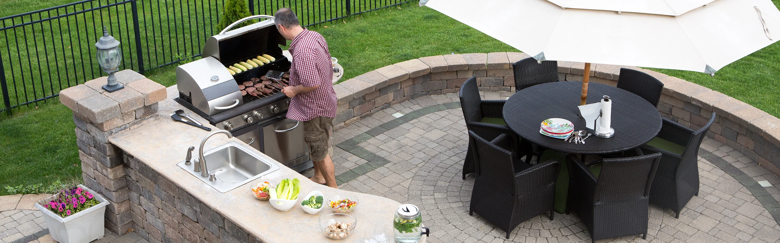 How To Build a Luxury Outdoor Kitchen: A Guide | Abt, image size:2560x800