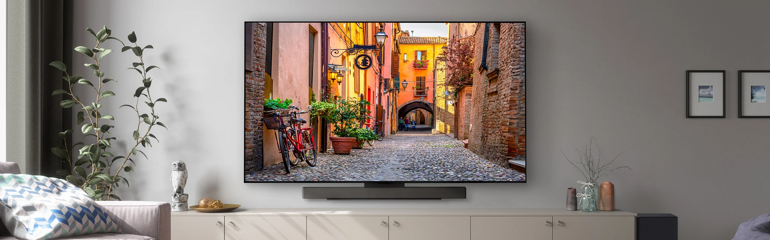 Soundbar mounted below tv